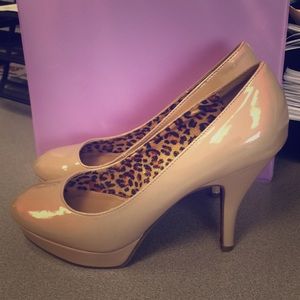 Kenneth Cole nude pumps